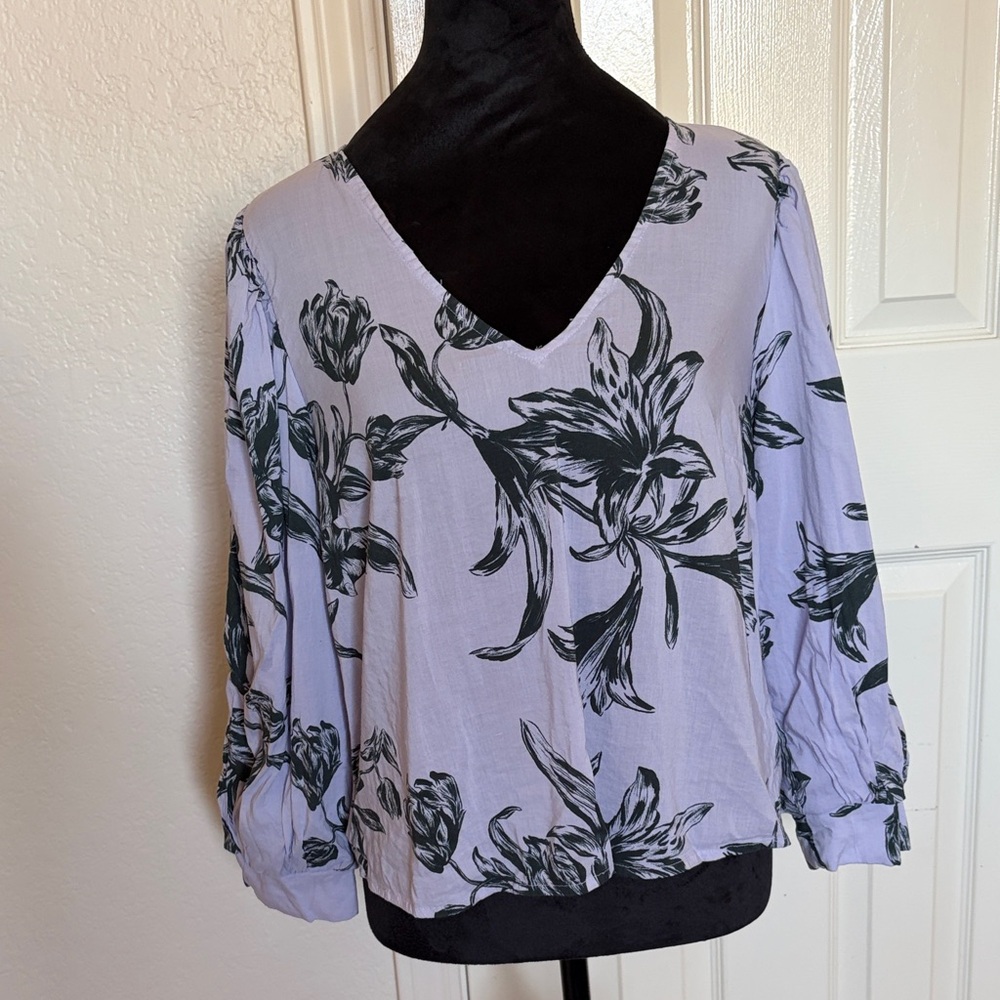 A New Day Cropped Floral V-Neck Blouse - White and Black